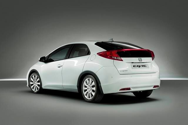 Über die Heckscheibe zieht sich ein Spoiler mit integrierter Bremsleuchte