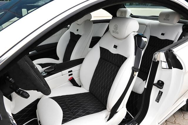 Im Innenraum kommen weißes Leder, schwarzes Alcantara, Aluminium und viel Karbon zum Einsatz