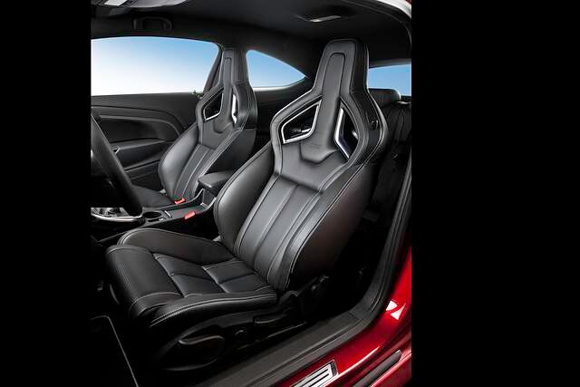 Im Innenraum kommen Sportsitze zum Einsatz