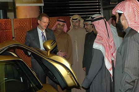 Dubai: AMG-Chef Volker Mornhinweg (links)