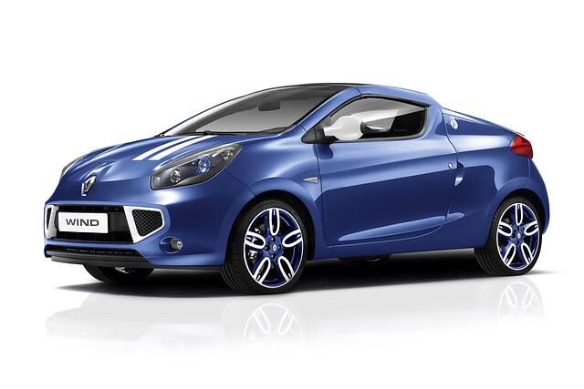 Zur Ausstattung des Zweisitzers gehören unter anderem zweifarbige 17-Zoll-Aluräder und weiße Außenspiegel