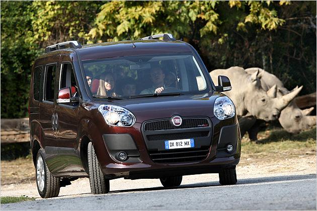 Vorne fällt der große Kühlergrill auf