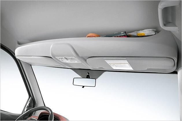 Über Fahrer und Beifahrer befindet sich ein großes Staufach