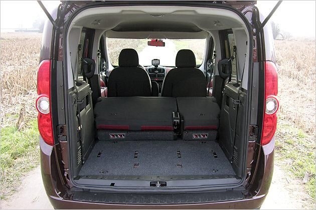 Die Lehnen der zweiten Sitzreihe können umgelegt werden