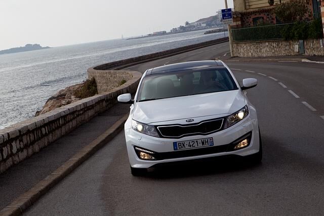 Konkurrenz für Passat und Co. kommt vor allem aus Korea. Mit schnittigerem Design, mehr Platz und günstigeren Preisen will der K