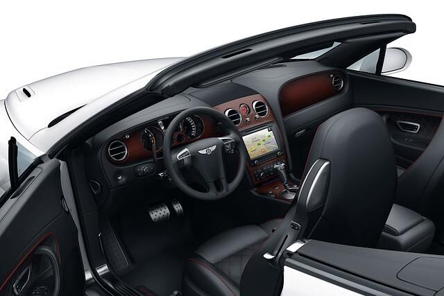 Die Kohlefaser-Applikationen im Interieur schimmern rötlich