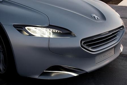 Mit schmalerer Kühleröffnung soll das Gesicht künftiger Peugeot-Modelle weniger aggressiv erscheinen.