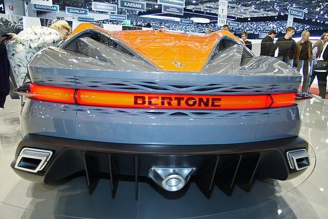 Der extrem flache Keil erinnert stark an den legendären Lancia Stratos 0