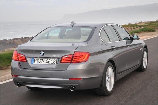 Auffällig ist die Lichtkante in Schulterhöhe