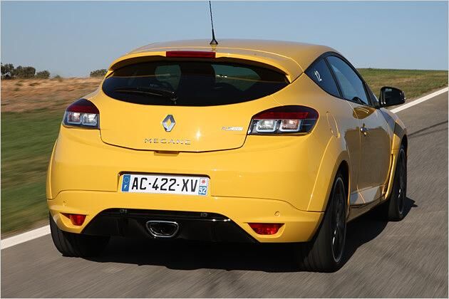 Ein mittig platziertes Endrohr dominiert das Heck