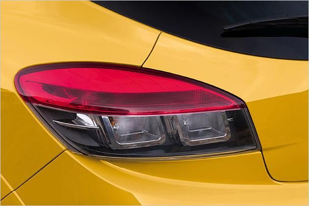 Die Rückleuchten sind farbig geteilt