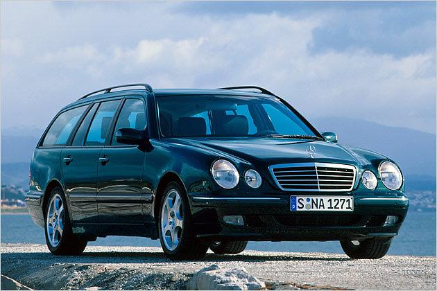 Im Jahr 1996 erschien der große Kombi erstmals mit Vier-Augen-Gesicht