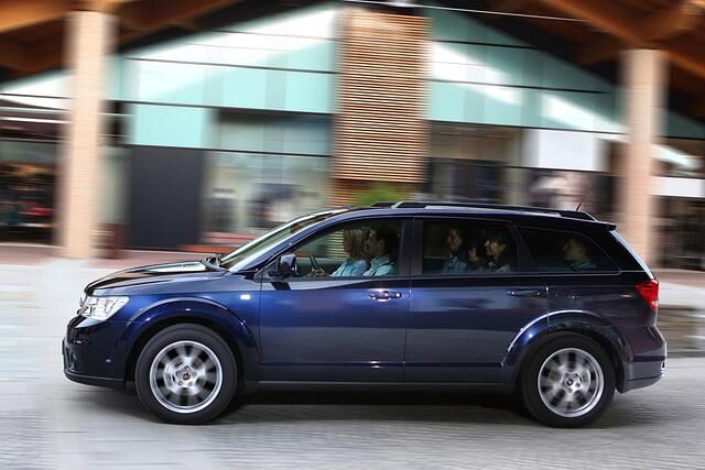 Die Version mit 103 kW/140 PS beschleunigt den Freemont in 12,3 Sekunden von 0 auf 100 km/h, der kräftigeren Maschine mit 125 kW