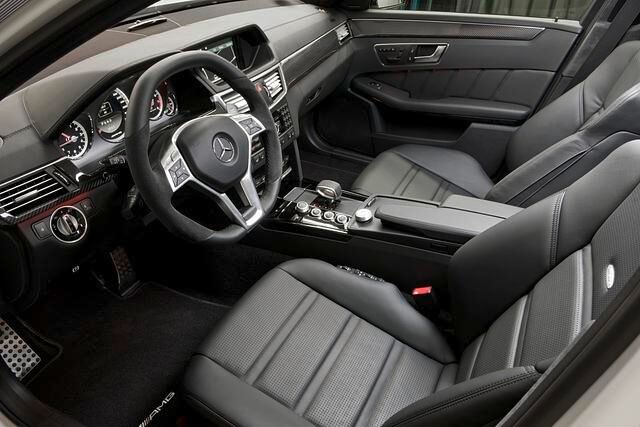 Sehr sportlich geht es auch im Innenraum zu