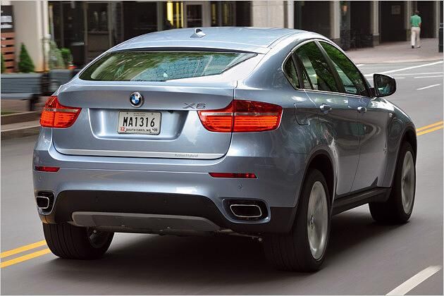 Auch der ActiveHybrid X6 fällt durch sein nach hinten coupéartig abfallendes Dach auf