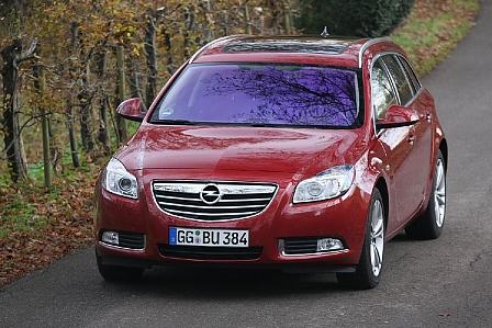 Opel Insignia 2.8 V6 4x4 ST - Lichtschein im Dunkeln
