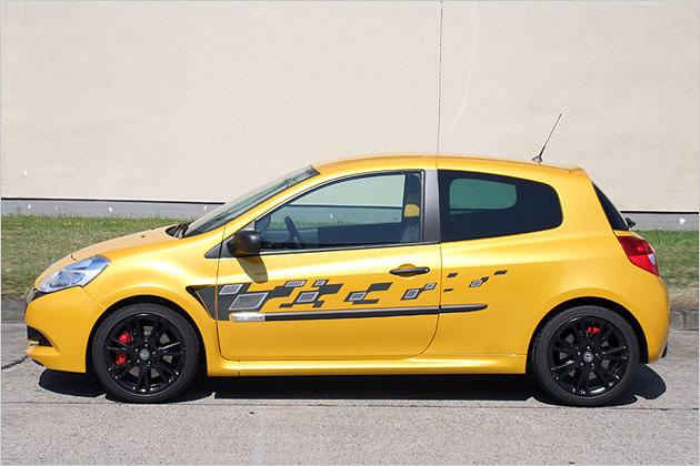 Die schwarz-gelbe kombination wirkt sehr sportlich