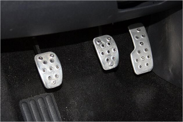 Für die Füße gibt´s Alu-Pedale