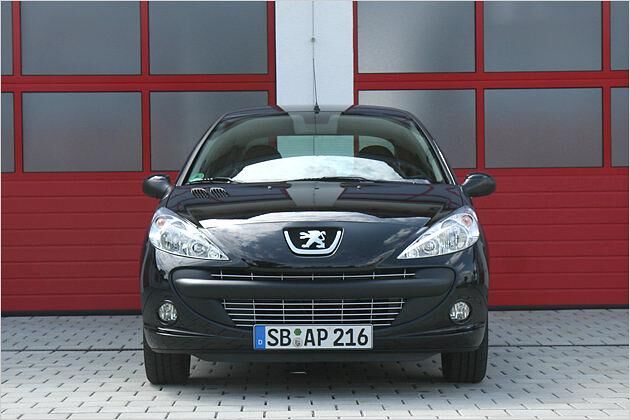 Vorderansicht mit großen Kühlergrill