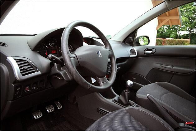 Akzente in Chrom-Optik werten den Innenraum auf