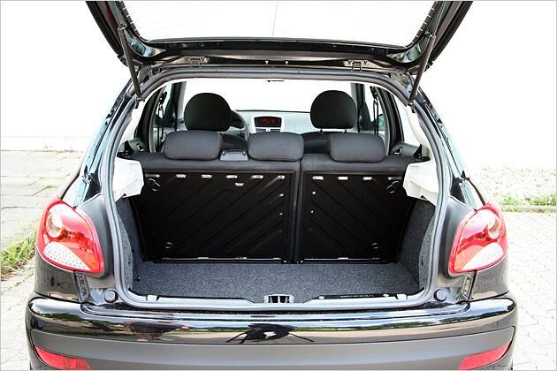Minimal passen 285 Liter in den 206+-Kofferraum