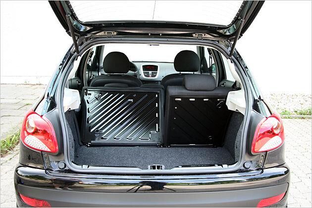 Serienmäßig sind die Rücksitzlehnen geteilt umklappbar