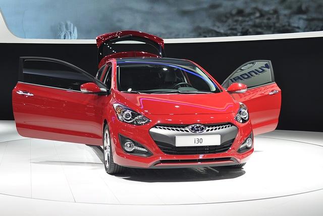 Um jüngere Fahrer zu locken, differenziert sich die neue Variante vom bereits erhältlichen Fünftürer durch ein betont sportliche