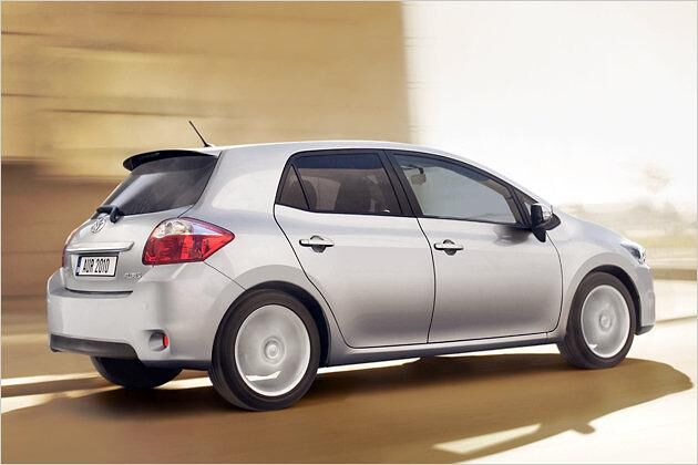 Serienmäßig hat der Basis-Auris 15-Zoll-Stahlräder, ab dem Life gibt es 16- oder 17-Zöller