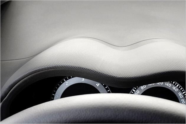 Die Instrumentenhaube ist nun oben mit hinterschäumtem Material gepolstert