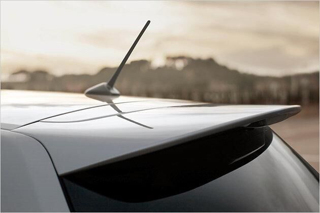 Einen Dachspoiler besitzt jedes Auris-Modell, bei der Version Club enthält er auch die dritte Bremsleuchte