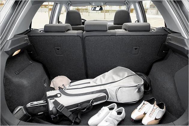 In den Kofferraum passen bei fünfsitziger Konfiguration 354 Liter (VW Golf: 350 Liter)