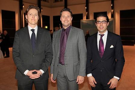 Frank Brüggink (links) und Christian Schmitz (rechts) 
haben bei Staatssekretär Andreas Scheuer Interesse 
für Das Fahrzeughistorien-Konzept geweckt.