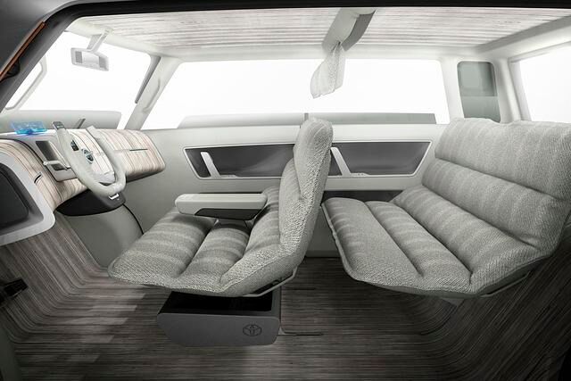 Das etwas andere Auto: die Einzelsitze des Toyota Me.We  lassen sich für ein Picknick herausnehmen