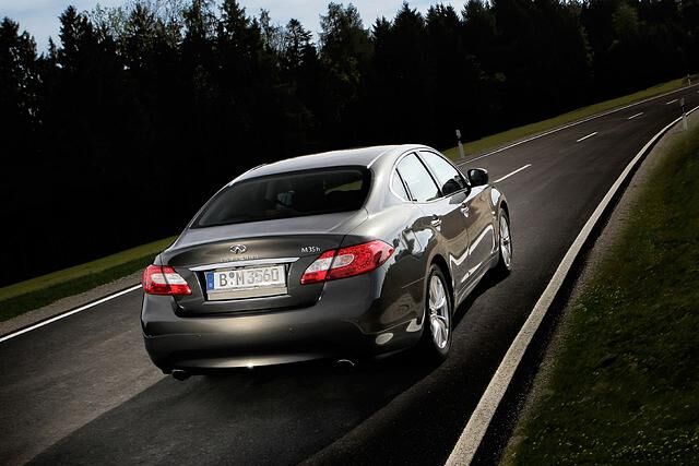 Den Hybrid bietet Infiniti nun ab  55.490 Euro statt vormals 56.600 Euro an