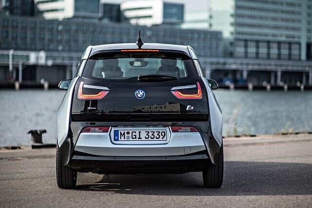 An einer Schnelllade-Wallbox vergehen 3 Stunden bis die Batterie ganz gefüllt ist.