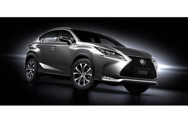 Die Scheinwerfer mit rechtwinkligen LEDs sind schmale Schlitze, die vom waagerechten LED-Tagfahrlicht betont werden