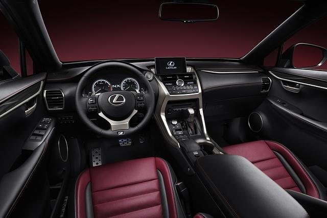 Innen ist die Armaturentafel in eine obere Informationsebene und eine untere Bedienebene unterteilt, bei der Bedienung kommt wie in der Studie ein berührungsempfindliches Touchpad zum Einsatz