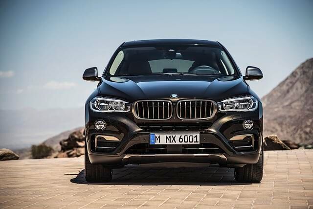  Die Front des neuen BWW X6 fällt steiler aus, die neu gezeichneten Scheinwerfer reichen wie beim X5 an die Niere heran und ragen außen weit in die Seitenwände.