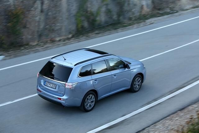 Nach dem Starten rollt der Outlander grundsätzlich elektrisch an