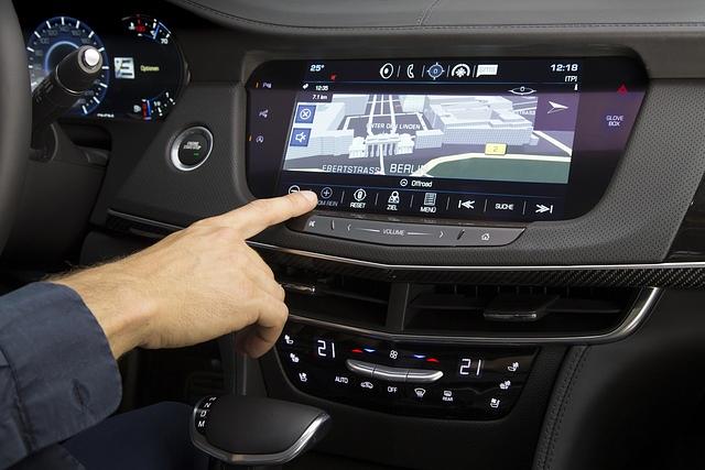 Ein großer Touchscreen-Monitor im Zentrum bietet neben dem Navigationssystem diverse andere Bedienmöglichkeiten