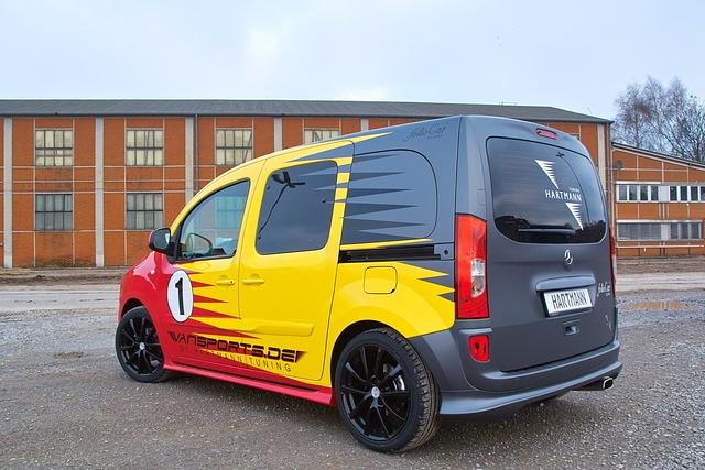 Am auffälligsten an der Verwandlung zum Liefer-Sportler ist die grelle Folierung in drei Farben.