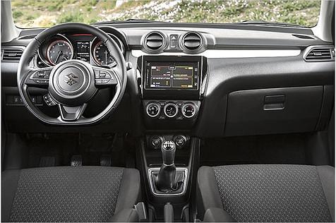 Im Cockpit geht es aufgeräumt zu