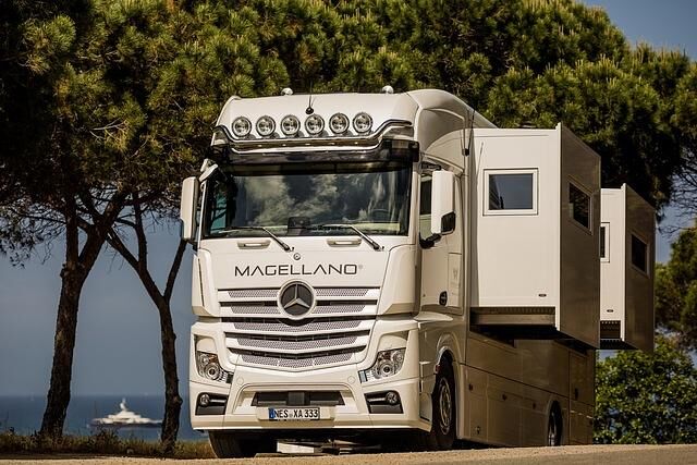 Panorama: Wohnmobil Magellano auf Actros-Basis - Glamping für Fortgeschrittene