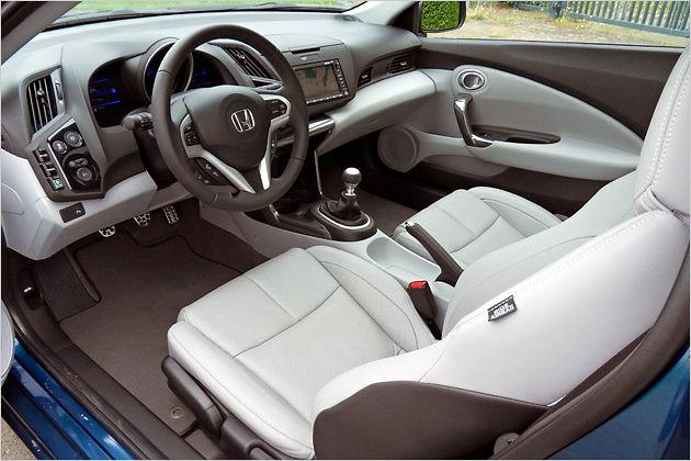 Innenraum der GT-Ausstattung mit Alupedalen und den optionalen Ledersitzen