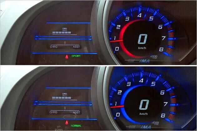 Das Hauptinstrument leuchtet rot im Sportmodus (oben) und blau im Normalmodus