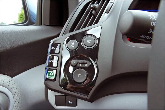 Die Modi werden über Tasten links vom Lenkrad eingeschaltet