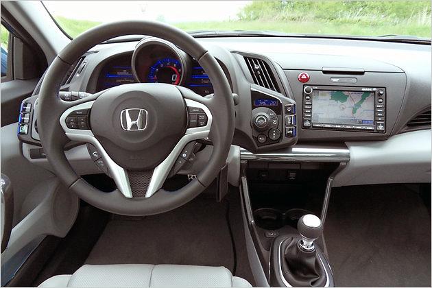 Das Cockpit ist wie beim Insight futuristisch gestaltet