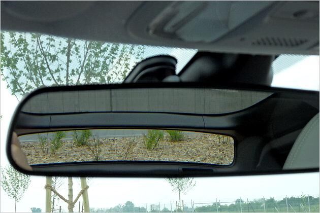 Blick in den Innenspiegel: Die Aussicht nach hinten ist sehr bescheiden