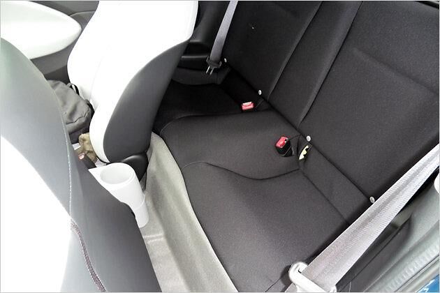 Auf den Rücksitzen haben nur kleine Kinder Platz