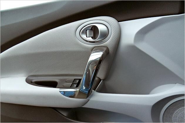 Schick: Chromglänzende Türgriffe. Alles außer dem perforierten Ledereinsatz ist allerdings Hartplastik